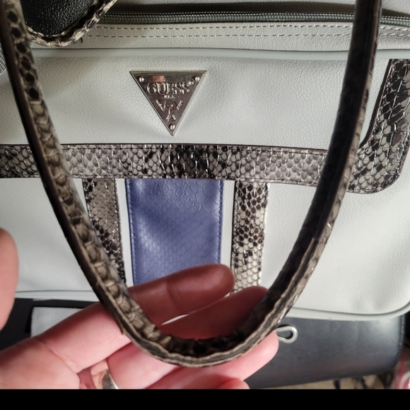 Guess Overnight Diaper/Travel/Gym Bag Tote - Picture 12 of 12